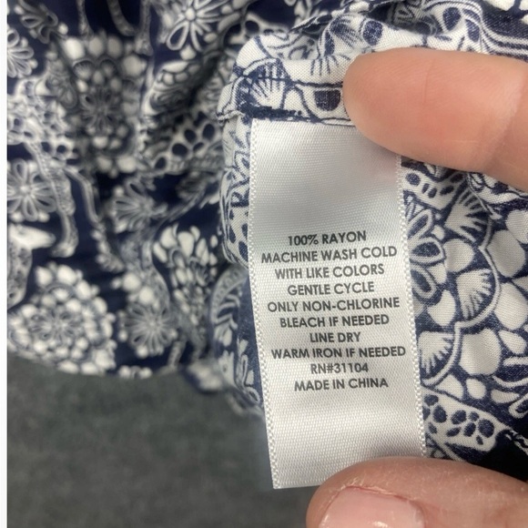 Crown & Ivy Navy/White Camel Floral Top Sz Lg - Picture 9 of 9